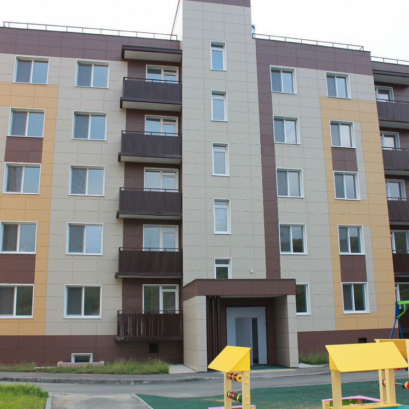 В Сахалинской области еще 46 жителей аварийных домов получили ключи от новых квартир 