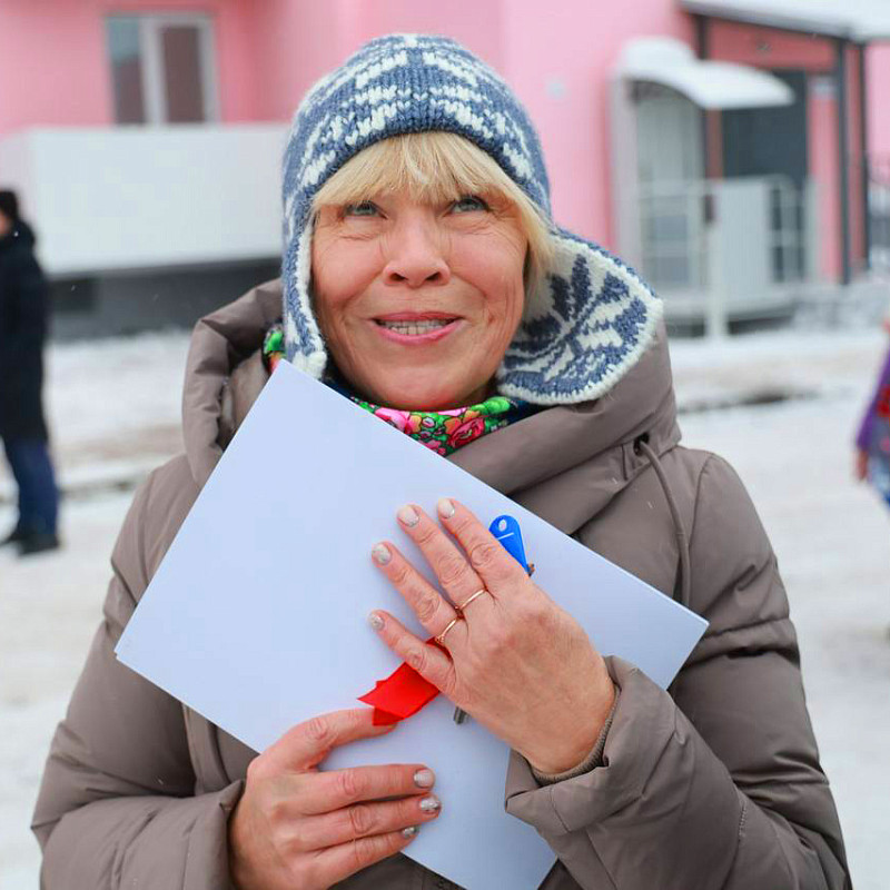 В Сахалинской, Архангельской, Брянской областях и Чувашской Республике жителям аварийных домов вручили ключи от новых квартир 