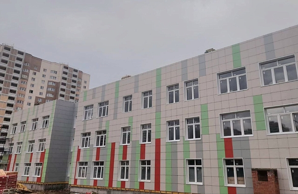 Фонд развития территорий завершает кровельные и фасадные работы в детском саду в Домодедове