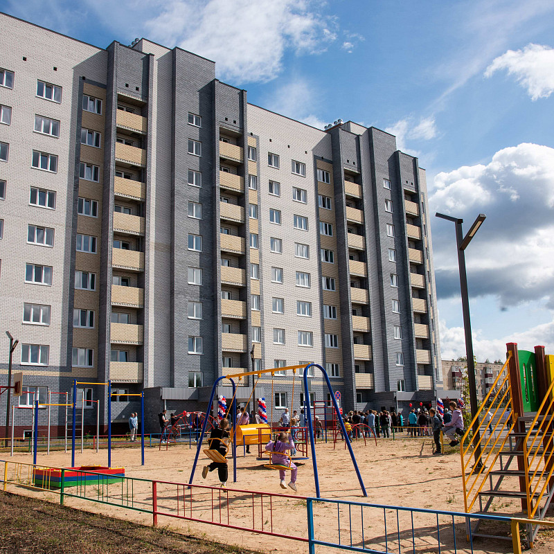 В Волжске Республики Марий Эл жителям аварийных домов вручили ключи от новых квартир 