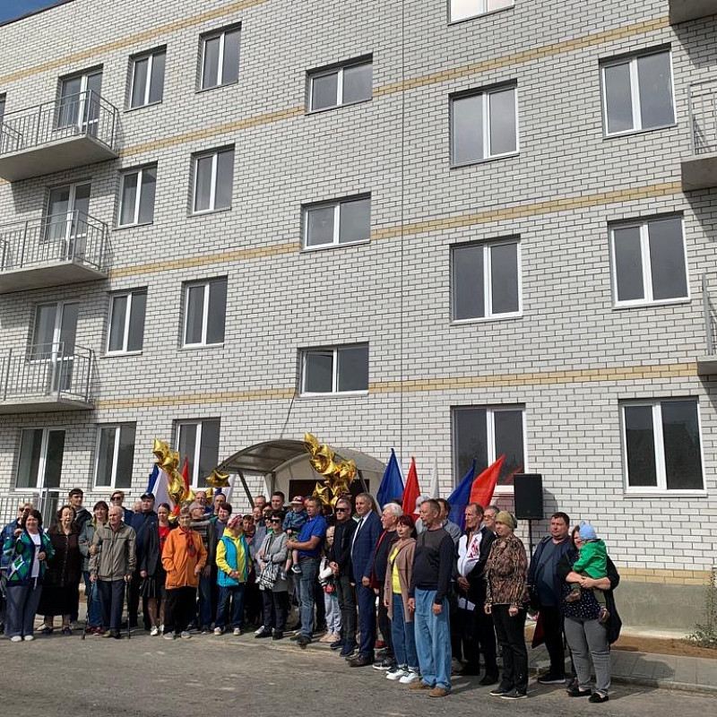 Более 100 жителей аварийных домов получили ключи от новых квартир в Средней Ахтубе Волгоградской области